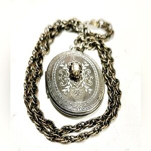 VINTAGE COLLECTIBLE MIRIAM HASKELL LARGE VINTAGE LOCKET & CHAIN